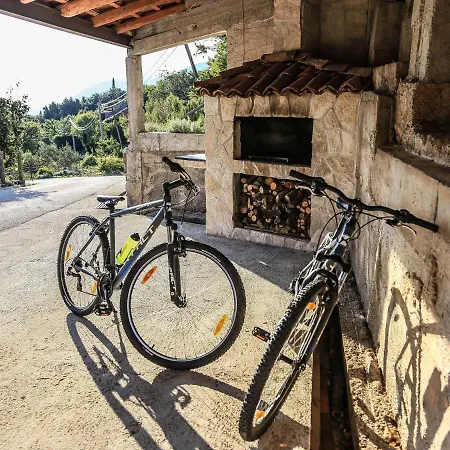 Modern With Balcony And Garden 아파트 *