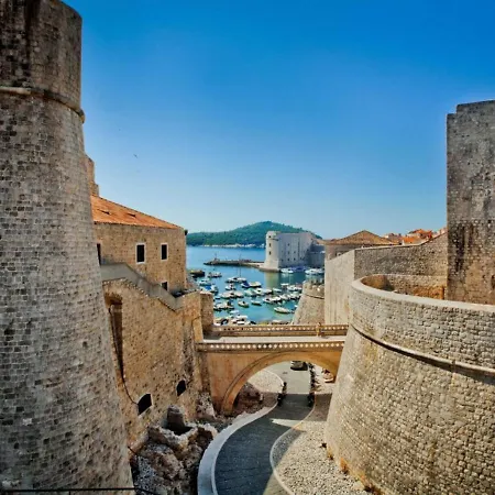 Modern With Balcony And Garden Pridvorje