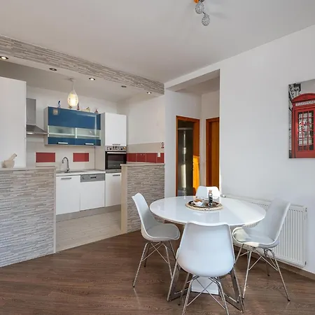 דירה Modern With Balcony And Garden