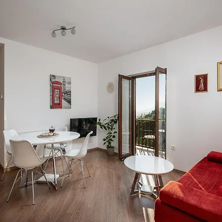 Modern With Balcony And Garden Pridvorje