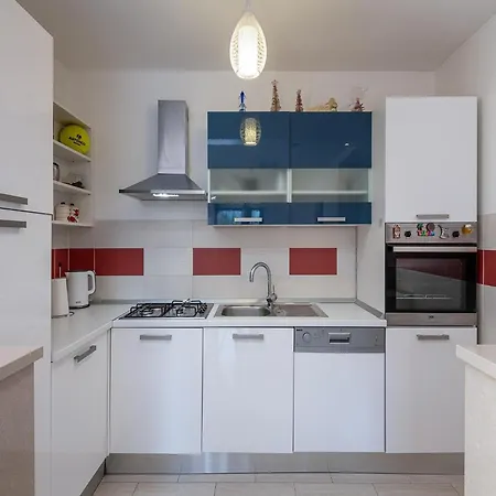 דירה Modern With Balcony And Garden