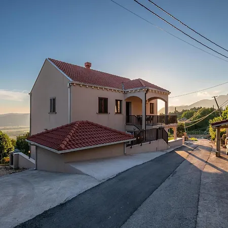 Modern With Balcony And Garden 公寓 Pridvorje