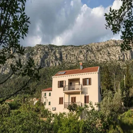 아파트 Modern With Balcony And Garden