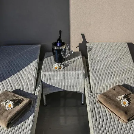 דירה Modern With Balcony And Garden
